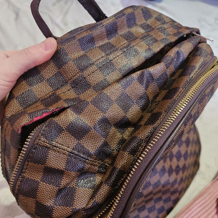Кафява кожена раница  Louis Vuitton.
Носена, има следи от употреба, по