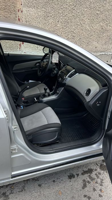 Шевроле круз хэтчбек 1.6 продам