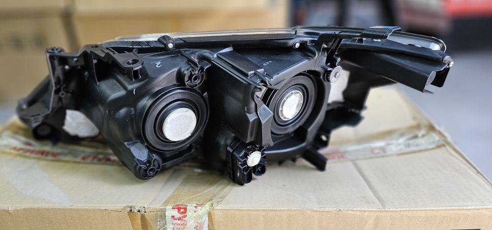 Фара Тойота Камри 50