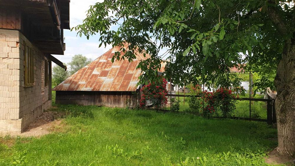 Teren + casa de vanzare