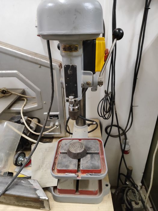 Mașina de găurit cu masa si coloana