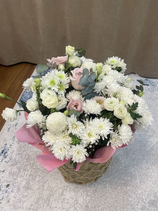 Букет цветы в корзине