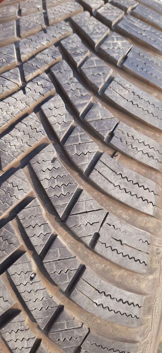 Гуми Hankook 215/70/16 - 4броя~5мм.