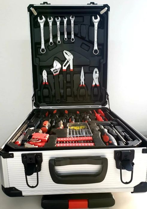 Набор инструментов в одном чемодане