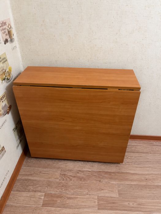 Продам стол. Книжка в хорошем состоянии