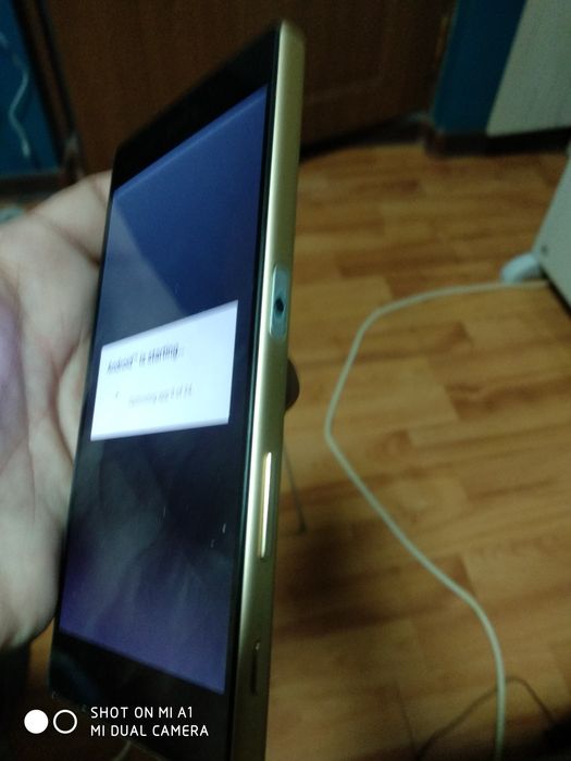 Vând tel vechi so ny auriu cu mică problemă