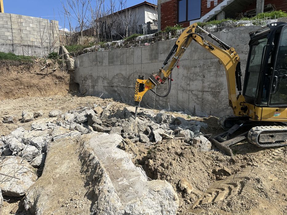 бобкат мини багер извозване и доставка на строителни материали