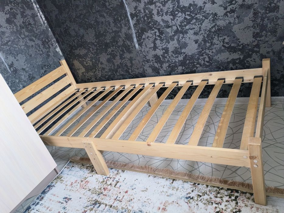 Односпальная кровать 90×200 из сосны на ламелях