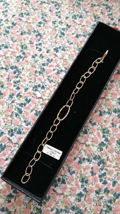 Золотой браслет очень красиво смотрится