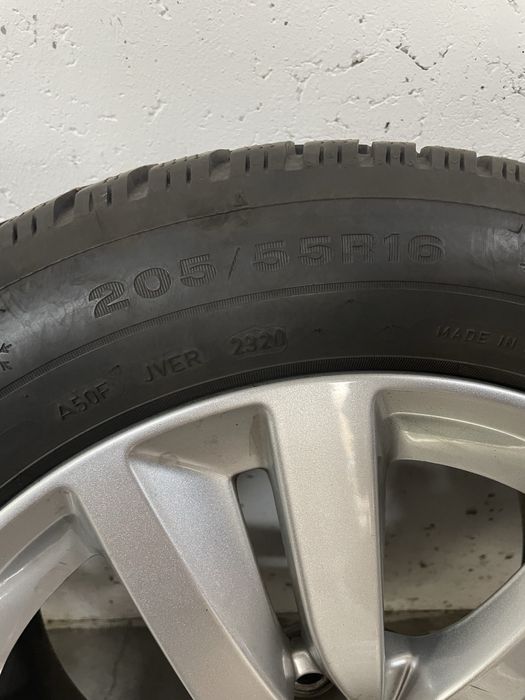 Jante aliaj originale Peugeot 16’ cu cauciucuri iarna Dunlop aproape noi