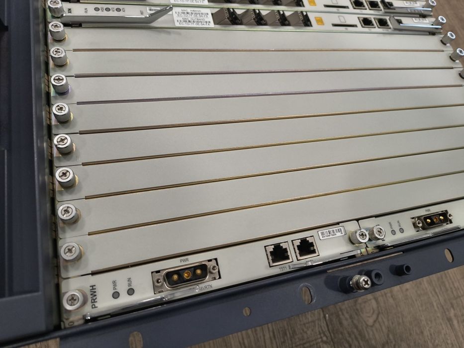 ZTE ZXA10 C300 OLT complet funcțional – cu plăci SCXN, QUFQ, PRWH