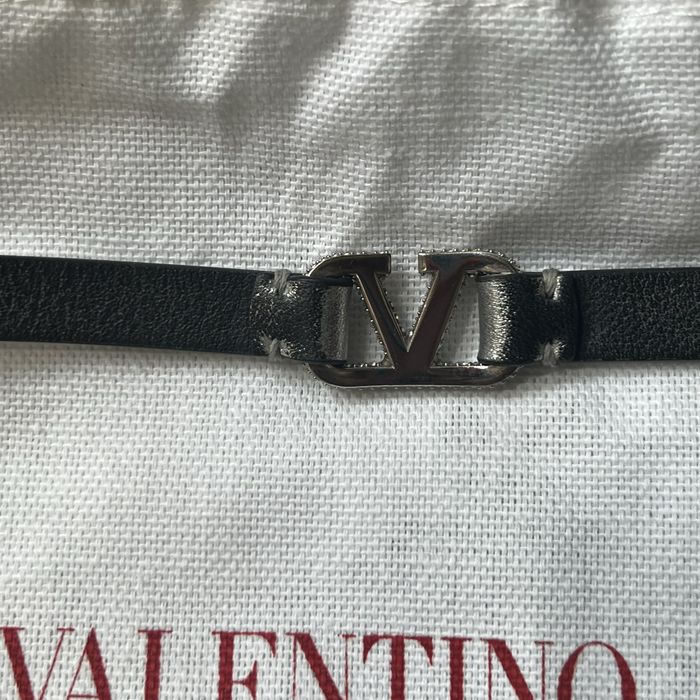 Оригинална гривна Valentino Garavani VLogo с кристали Swarovski®