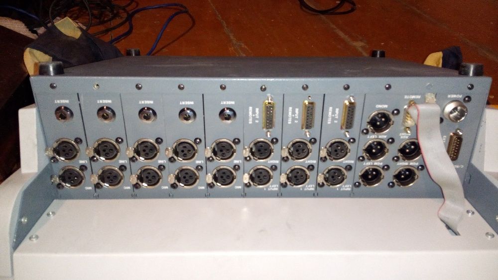 Профессиональный аналоговый микшерский пульт SoundCraft RM 105