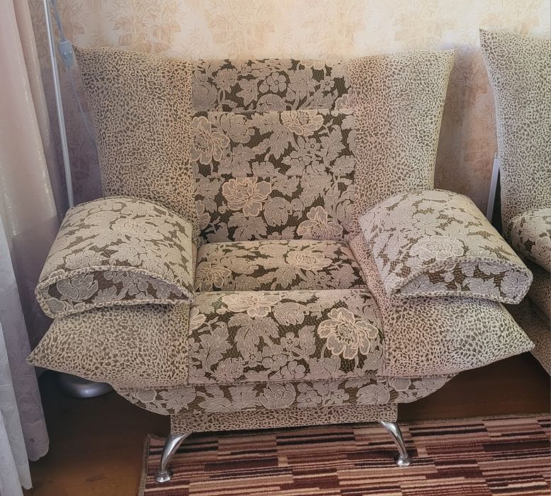 Диван и два кресла б/у