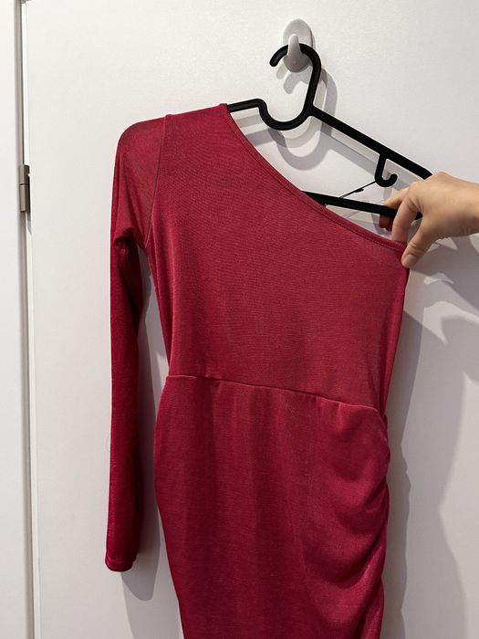 Rochita roz, mulata pe corp, cu o singura maneca