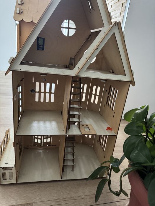 Игрушечный дом для кукол