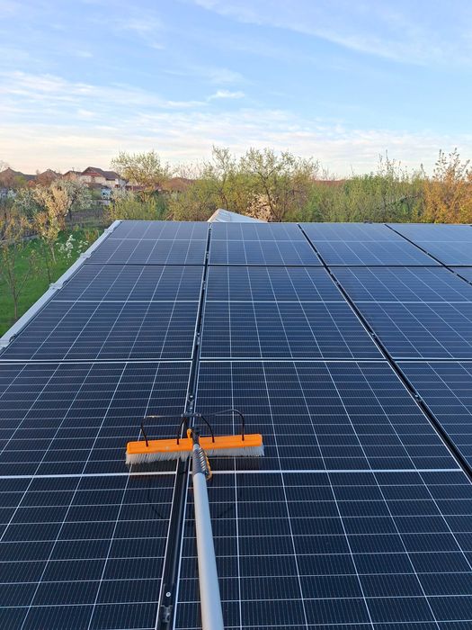 Perie profesională pentru spălat panouri fotovoltaice – Închiriere Timișoara