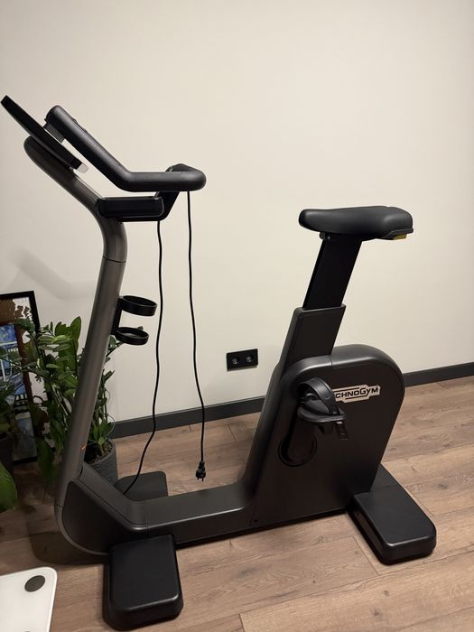 Продаю велотренажер Technogym