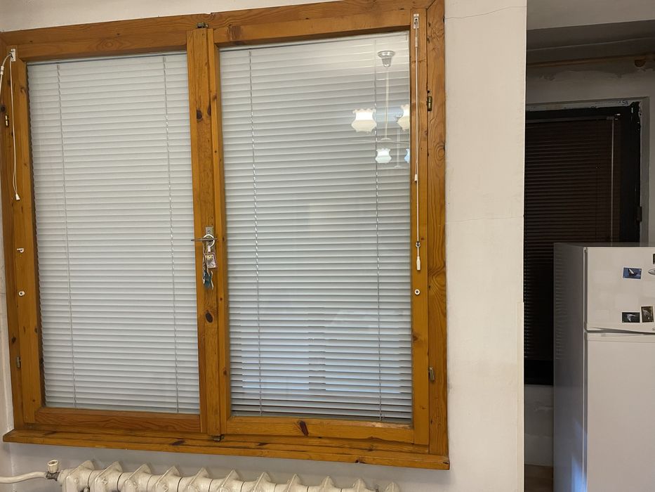 Подарявам запазена дървена дограма двойни врати и прозорци с щори