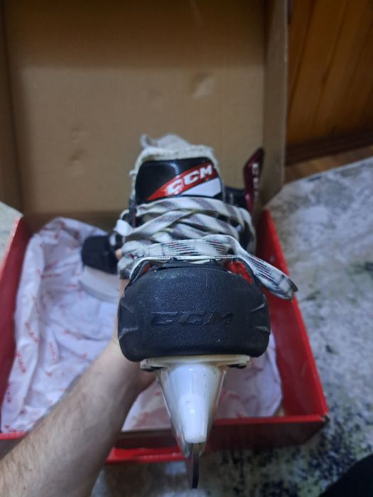 Продам хоккейные коньки CCM