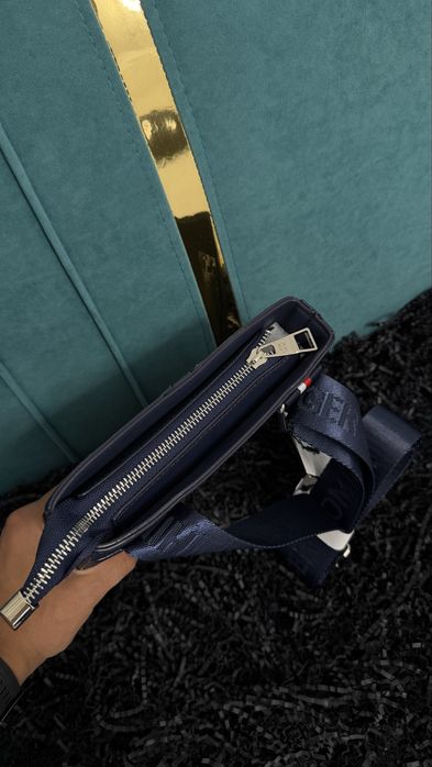 Барсетки от бренда Tommy Hilfiger