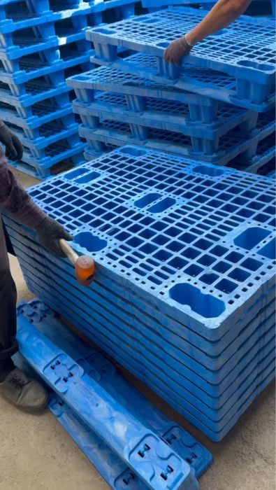 Импортные пластиковые европоддоны.