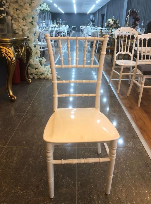 inchiriem Scaune Chiavari alb lucios