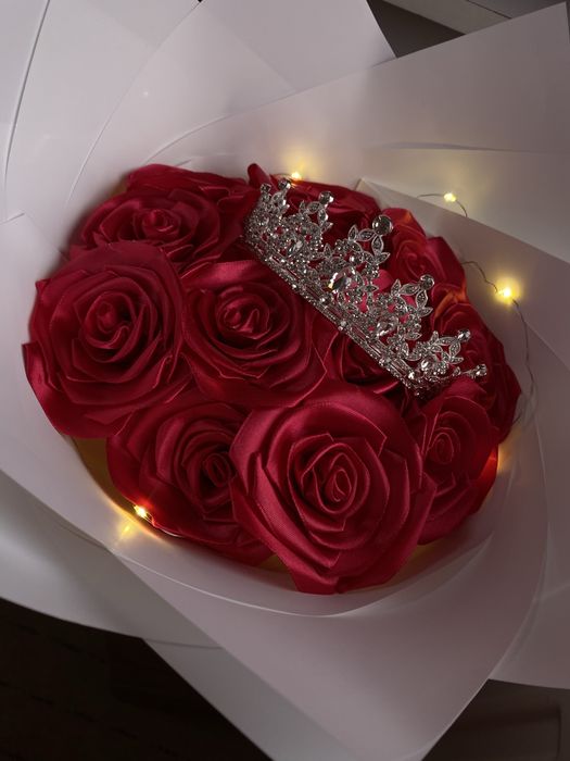 Buchet din satin cu coronita si leduri