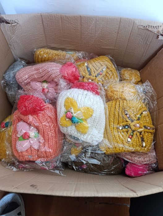 Продам шапки детские