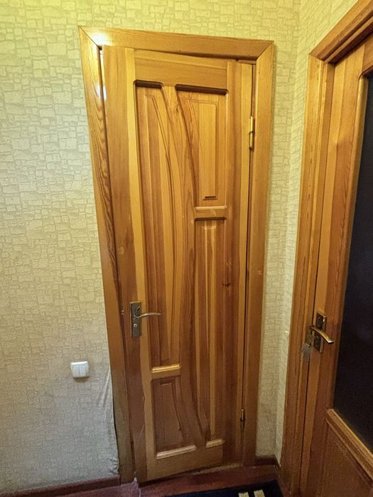Продаются межкомнатные двери из натурального дерева — 8 шт.