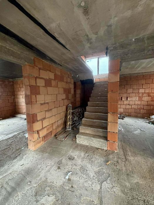 Casă De Vânzare       ..