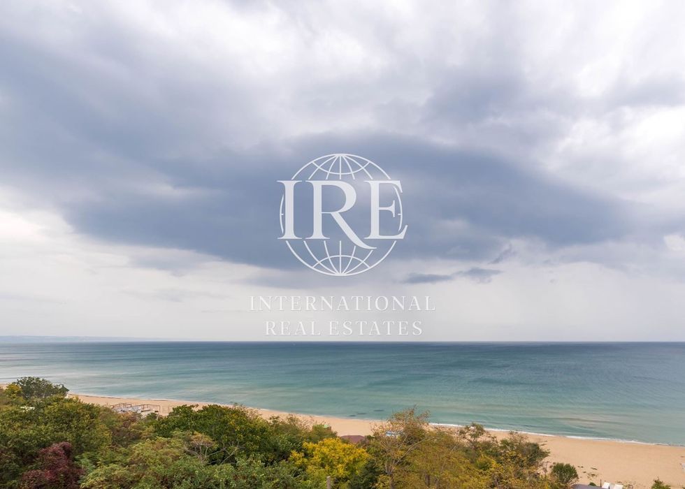 Стилен четиристаен апартамент под наем с фронтална морска панорама и