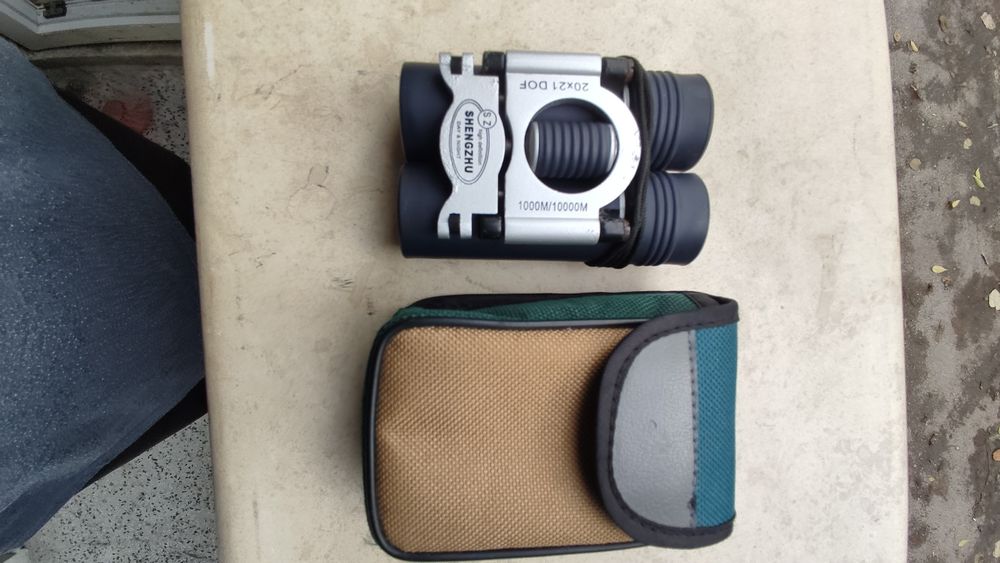 Малък бинокъл в калъфче