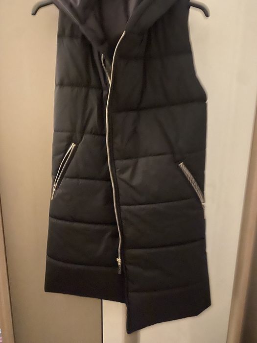 Vând vesta lunga ,neagră