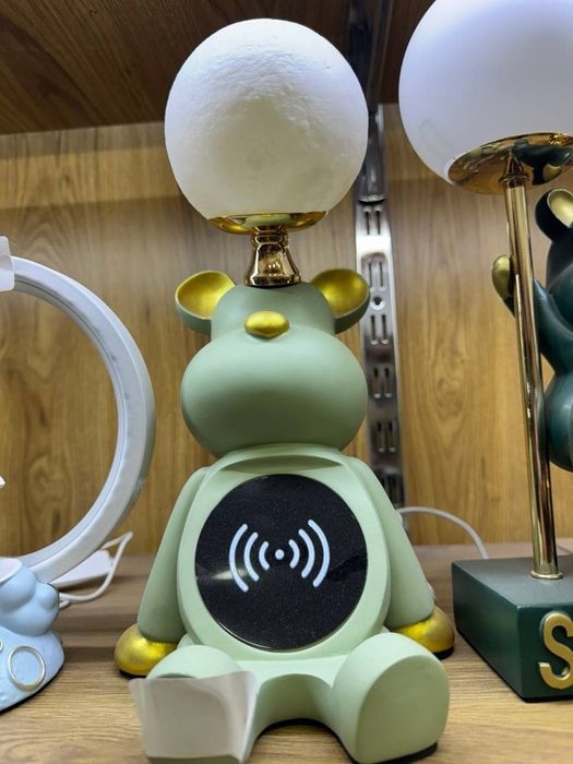 Настольная светильник лампа с беспроводной зарядкой для телефон