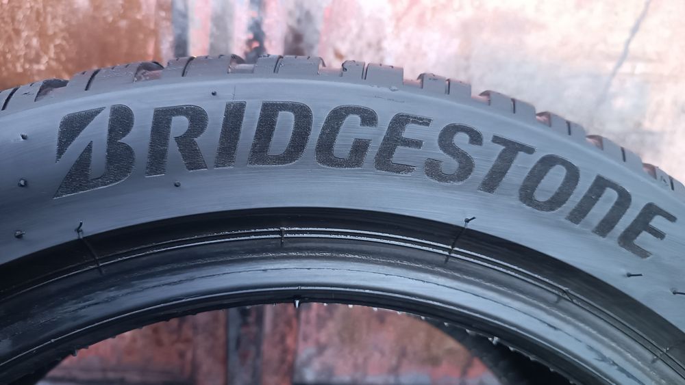 235/45/17 Bridgestone Дот 2222