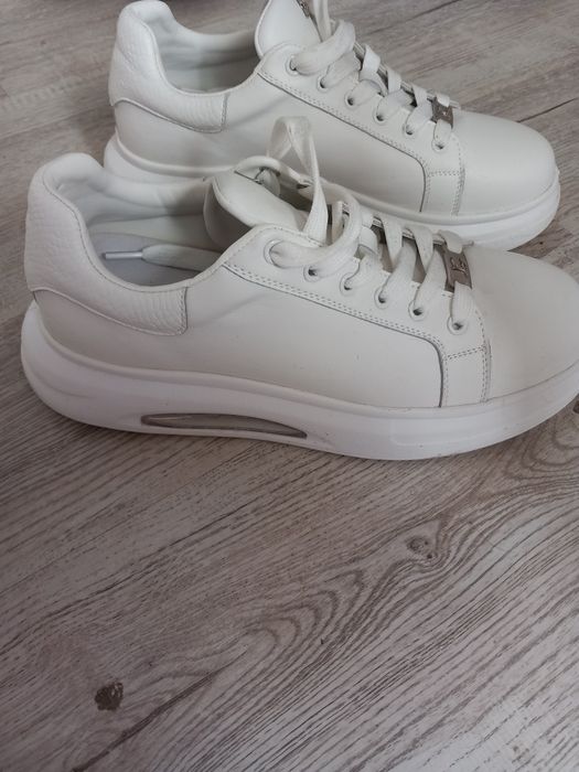 Ghete UGG Damă + Adidaşi tip elegant Bărbați Purtați puțin