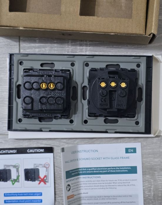 Priză Schuko cu întrerupător tactil, panou sticlă cristal, negru