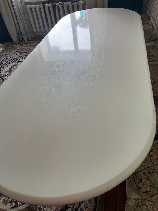 Белый лакированный стол, 3/5 м.