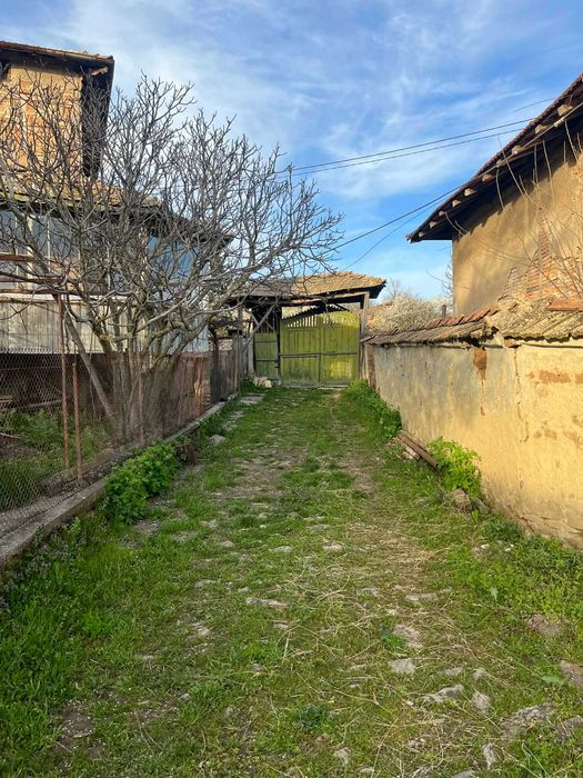 Къща с просторен двор в центъра на село Горица, община Попово