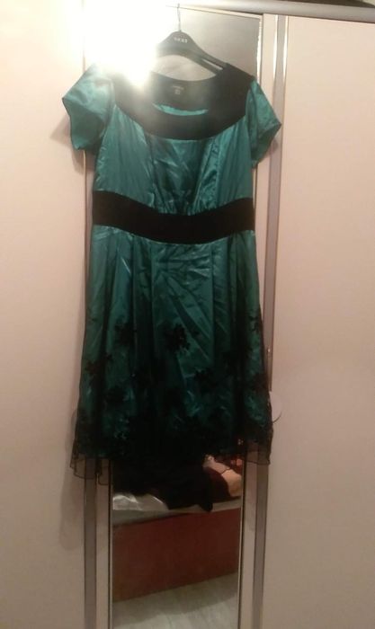 Rochii de ocazie și costume.