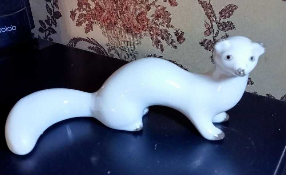 Продам. Фарфоровая статуэтка  "Ласка". Антиквариат СССР 1964 года.