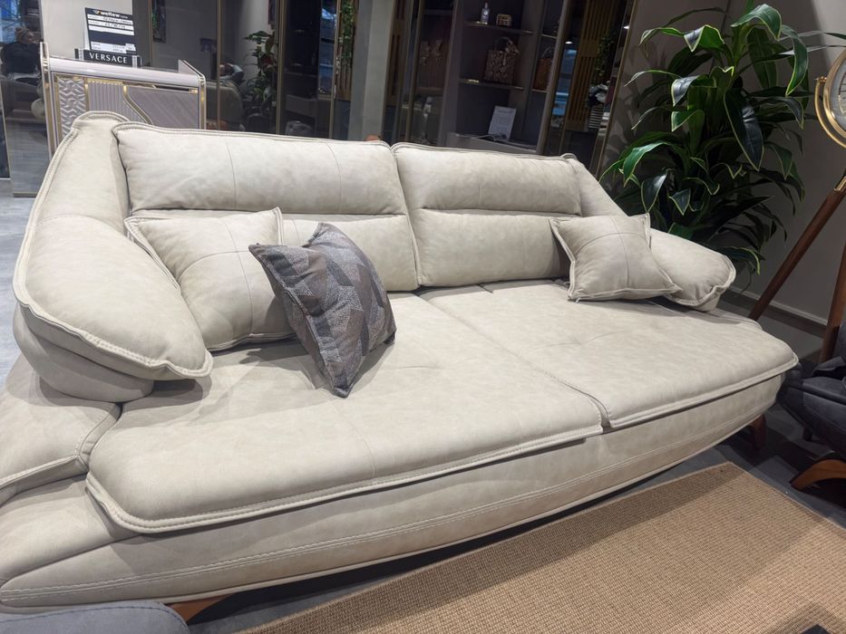 Диван  бежов с дърво