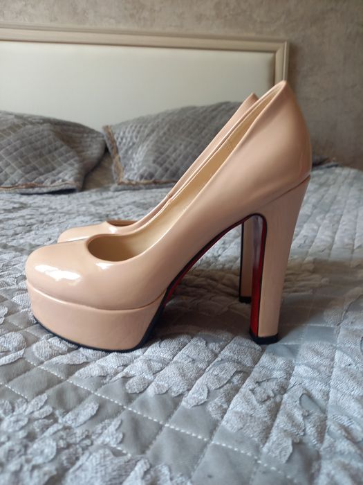 Продаю Новые туфли Лабутены