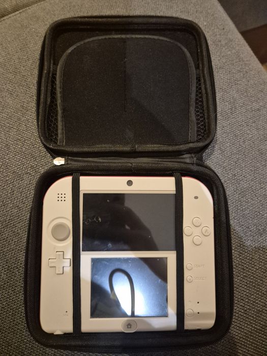 Nintendo 2 ds cu husă încarcator și două jocuri