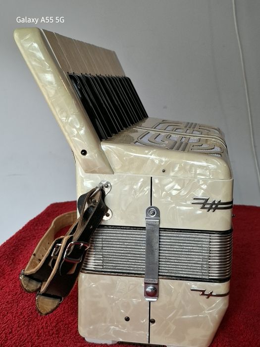 Hohner  48 basi cu un registru la palma acordat bandon