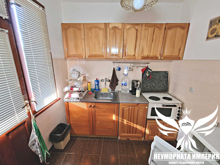 Двуетажна къща с гараж 300РЗП с 900кв. двор село Нови Извор