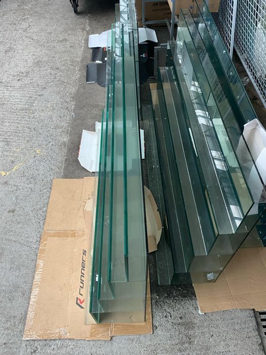 Здравейте продавам 4бр стъклени витрини