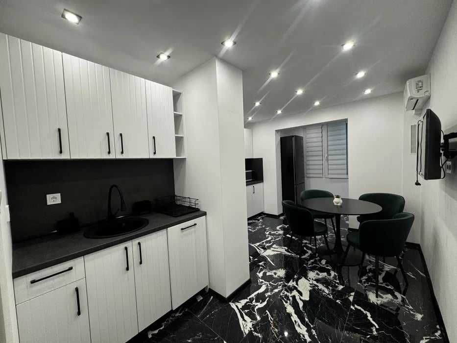 Дава се под наем Тристаен апартамент в София, Красно село - 85 кв.м за 714 € - Снимка #1