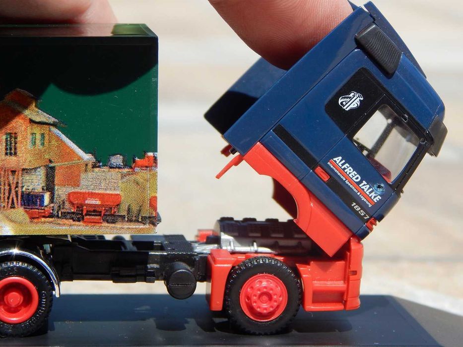 Macheta camion transport Mercedes-Benz Actros 1857 Herpa cu vitrina